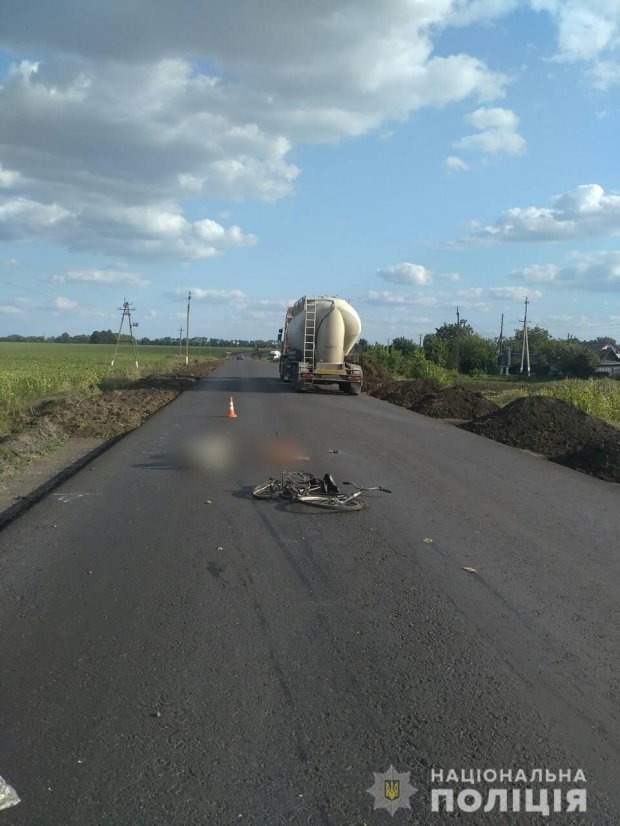 В Харківській області вантажівка збила на смерть велосипедиста