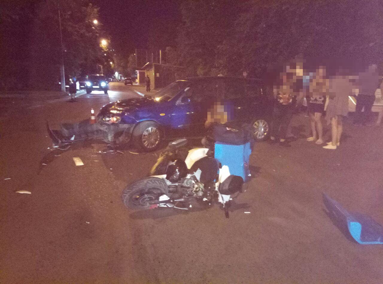 В Одессе «евробляхер» сбил курьера на мотоцикле. Фото