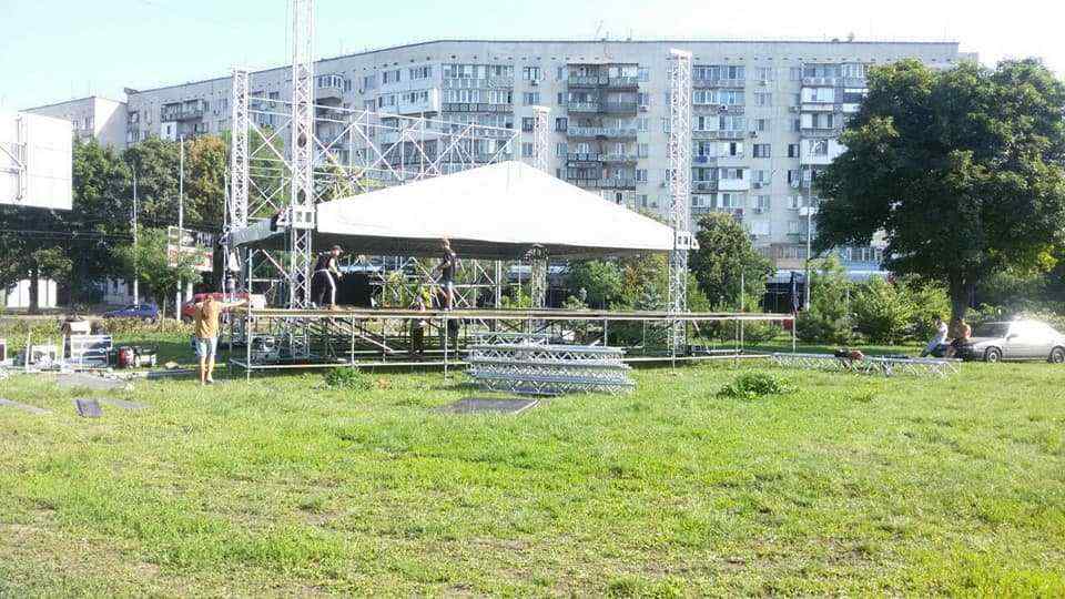 В Одессе кандидат в нардепы сломал систему полива, готовясь к концерту на газоне. Фото, видео