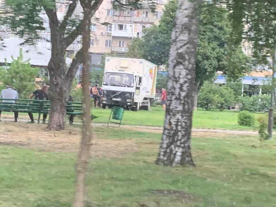 В Одессе кандидат в нардепы сломал систему полива, готовясь к концерту на газоне. Фото, видео