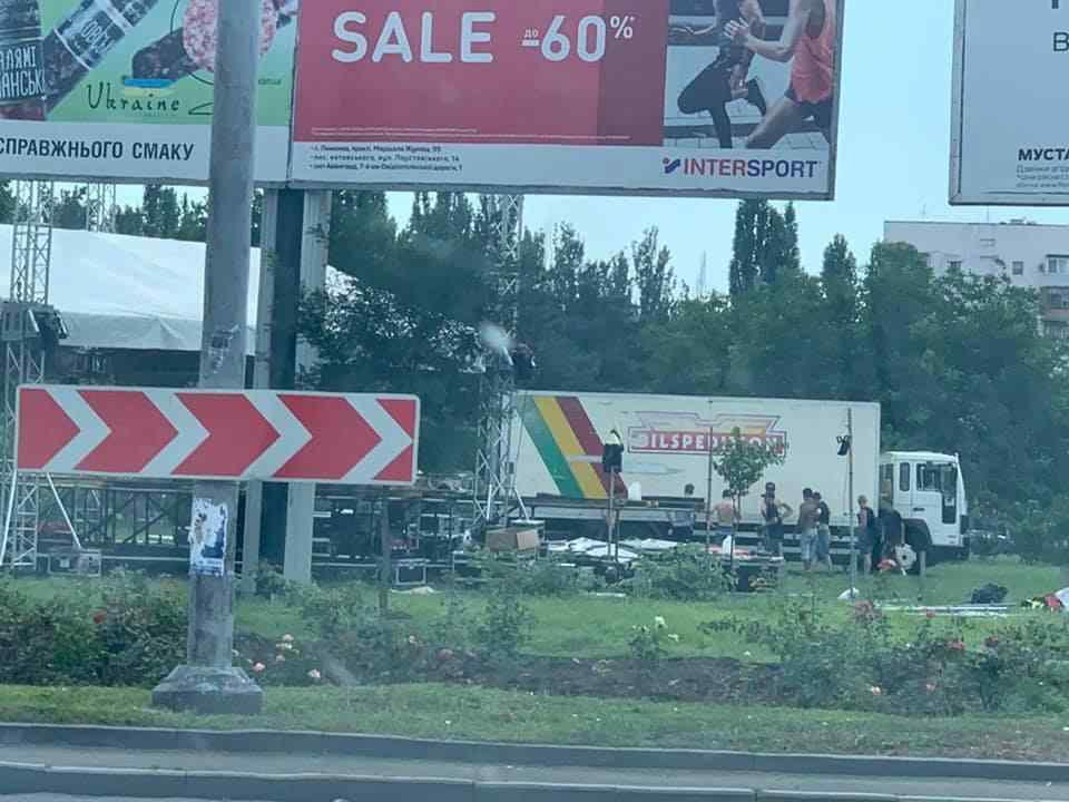В Одессе кандидат в нардепы сломал систему полива, готовясь к концерту на газоне. Фото, видео