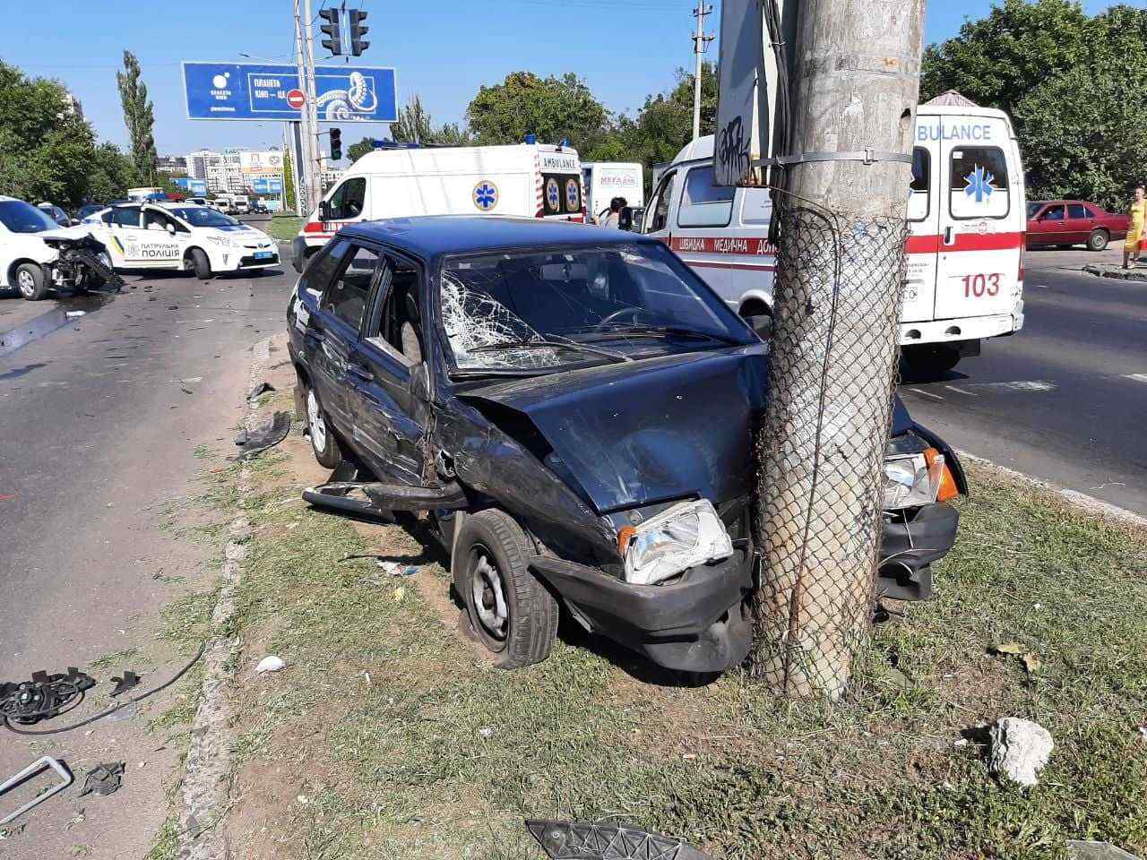 В Одессе Renault проехал на «красный» и врезался в «ВАЗ», который въехал в столб