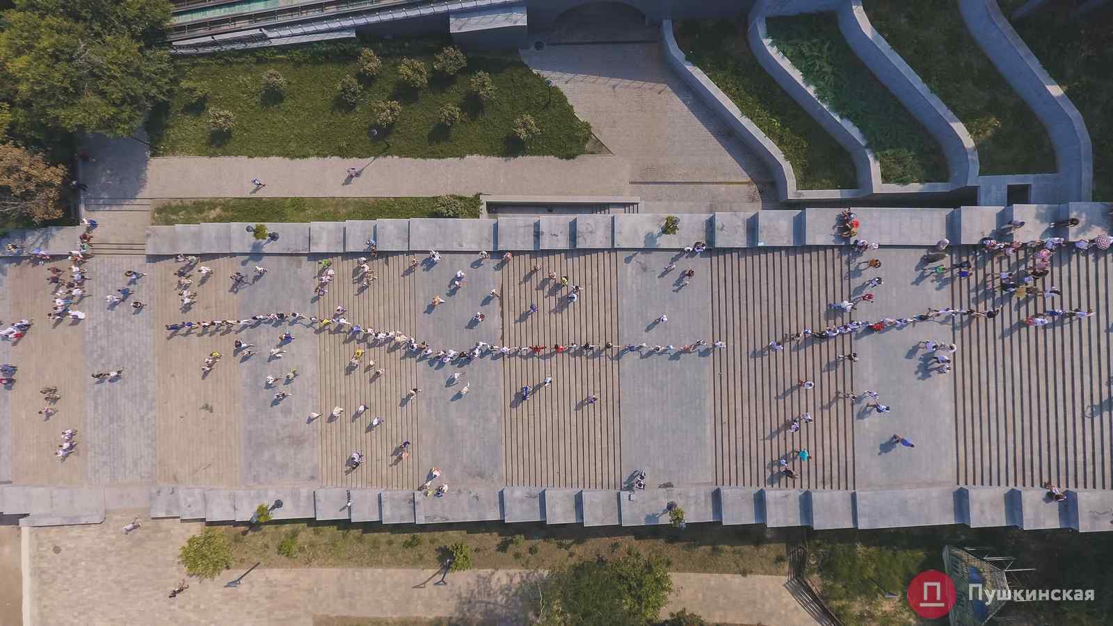 В Одессе создали живую вышиванковую цепь: как это было. Фото