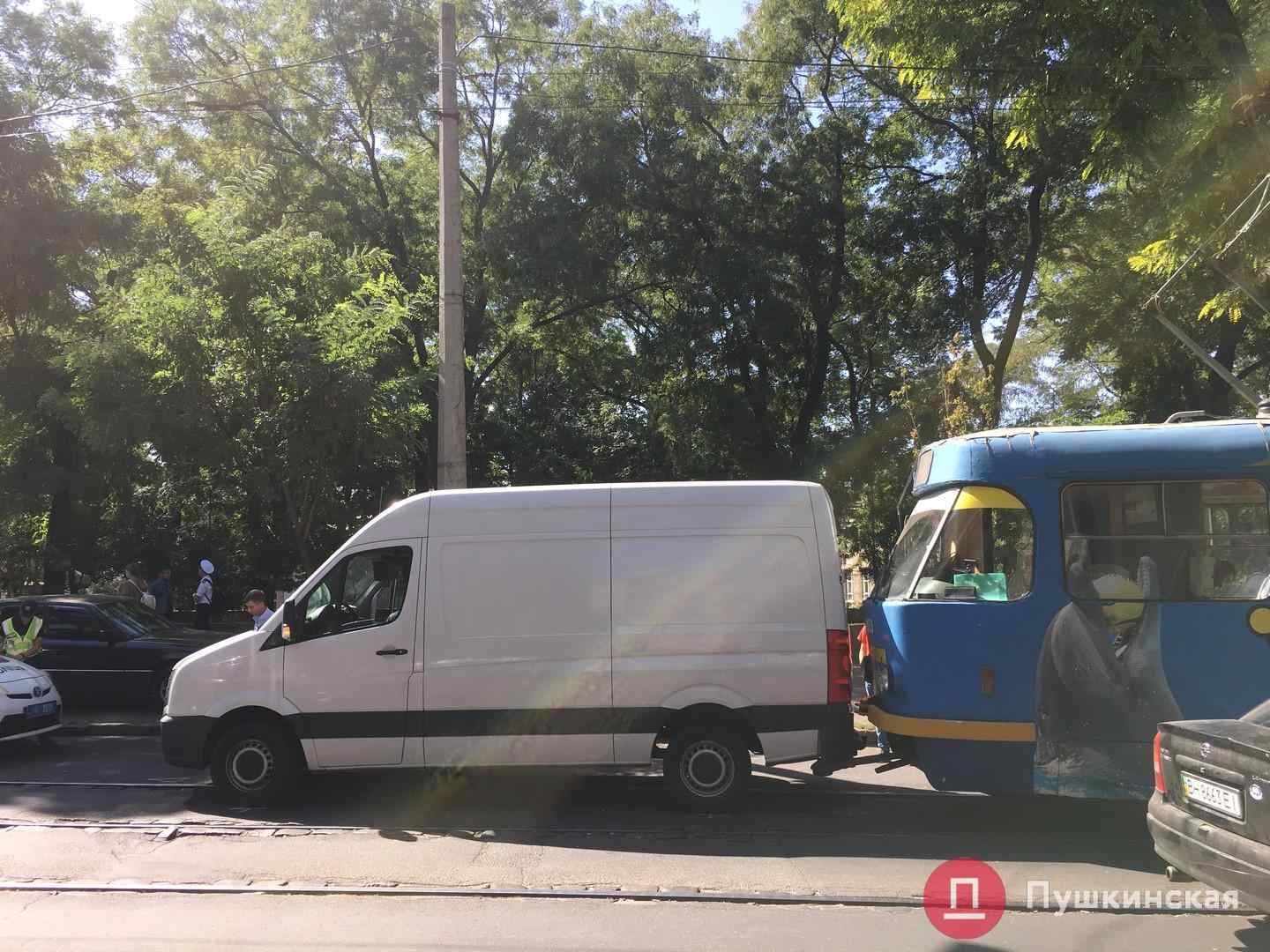 В Одессе столкнулись трамвай и микроавтобус. Фото
