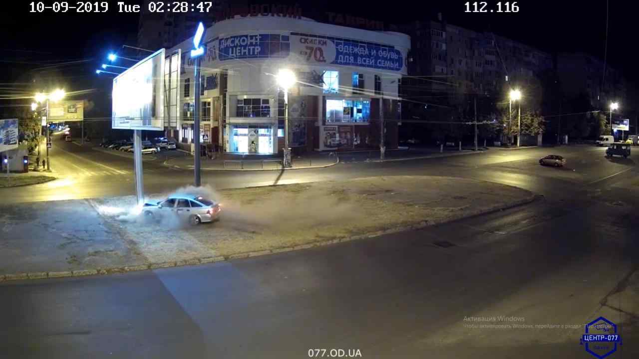 В Одессе таксист «Uber» въехал в рекламный щит. Видео