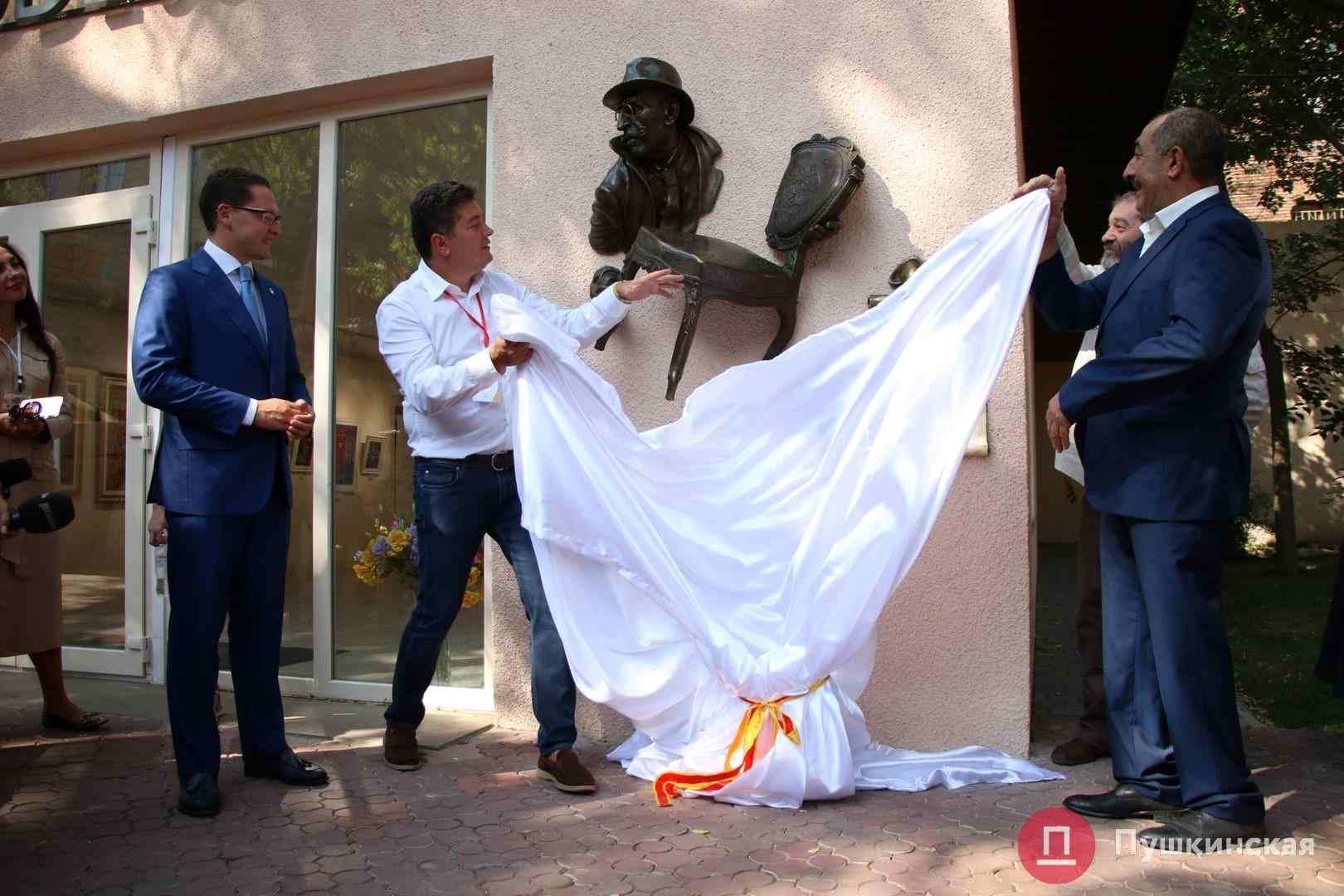 В Одессе торжественно открыли объемную скульптуру с Кисой Воробьяниновым. Фото