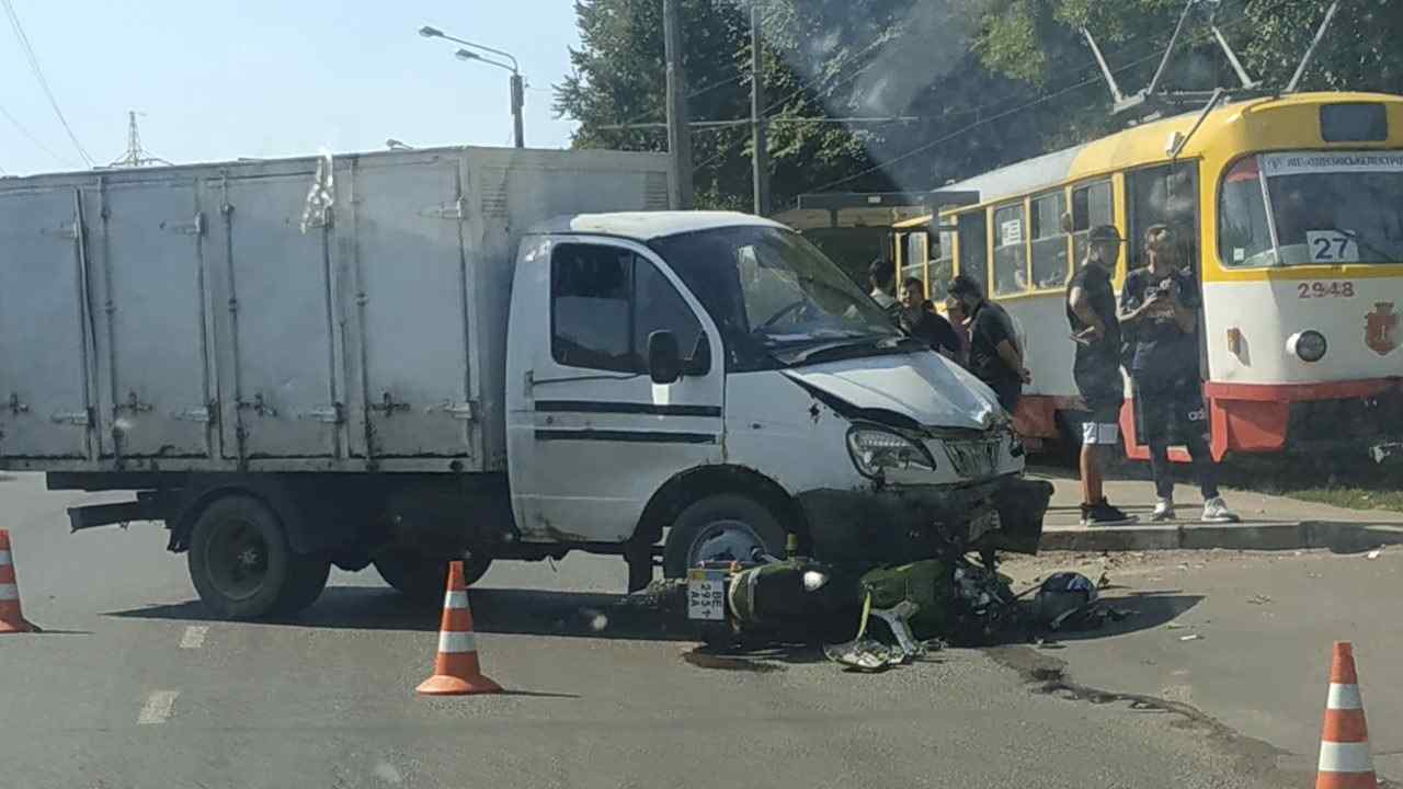 В Одессе водитель грузовика пересек двойную сплошную и врезался в мотоциклиста. Фото