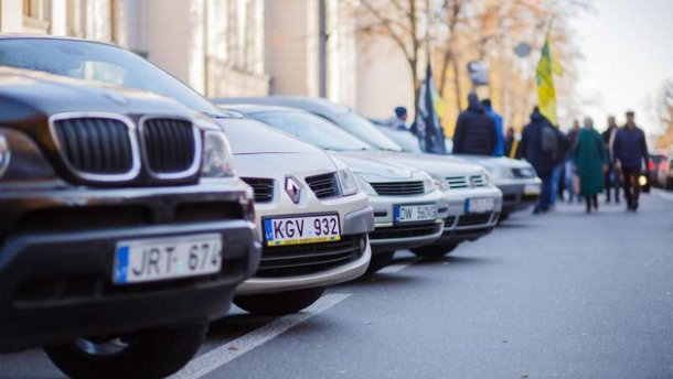 В Україні почали розмитнювати євробляхи: скільки отримав бюджет України