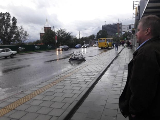 В Україну прийшла осінь: як у Львові лютував вітер, а Київ стояв у масштабних заторах