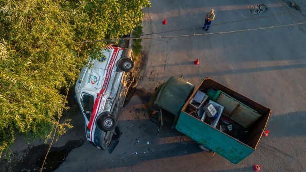 Вантажівка врізалася у швидку в Дніпрі: багато постраждалих – фото