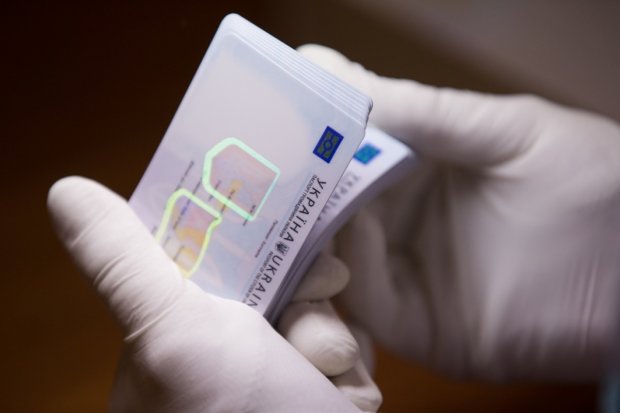 Власники ID-карток масово скаржаться: що не так з документами