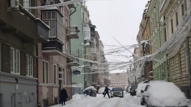 Внаслідок негоди на Буковині знеструмлено майже 90 сіл, а у Чернівцях випав 35-сантиметровий сніг: дивіться фото та відео