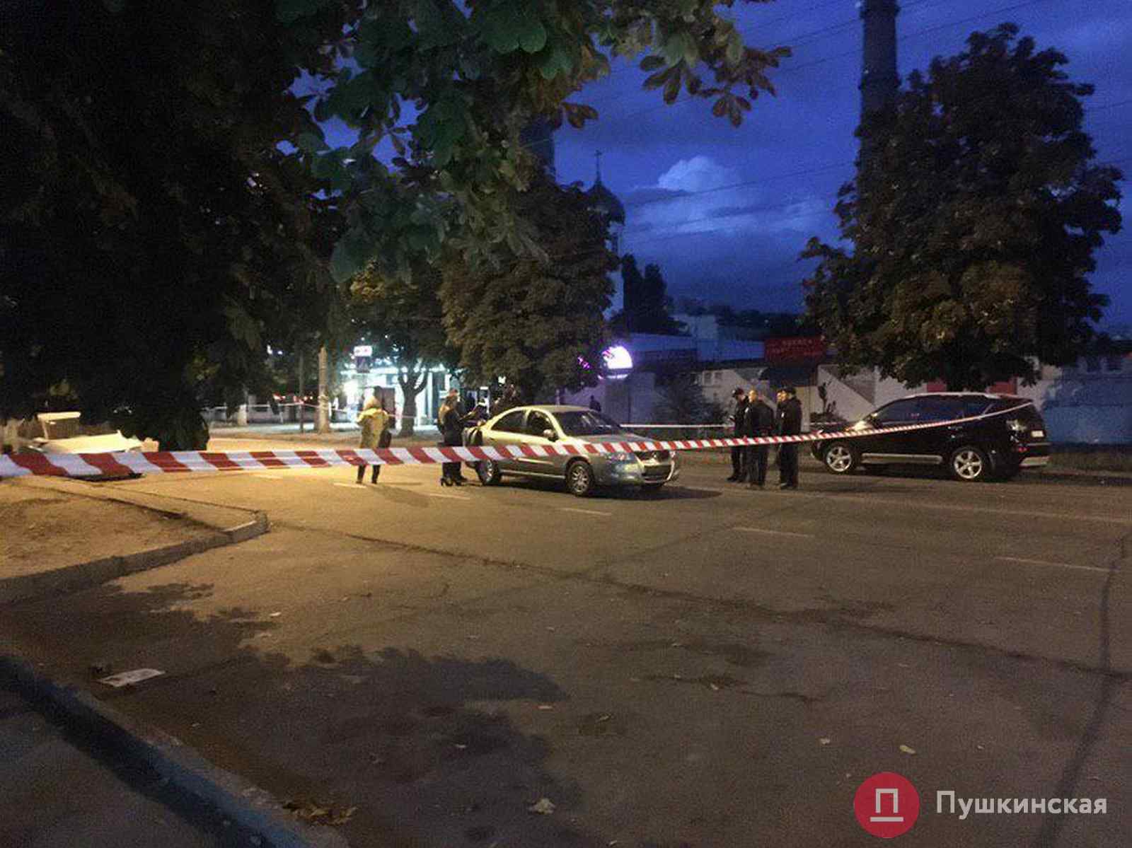 Во время протеста на Таирова автомобиль протаранил участников акции. Фото, видео