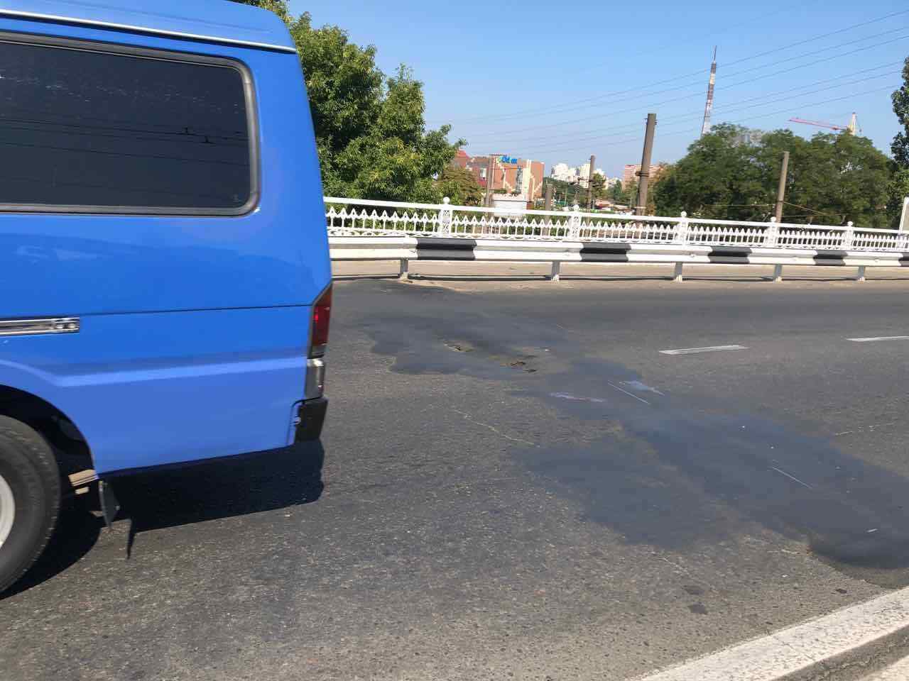 Водителям на заметку: на мосту в Одессе заделали яму, но она снова провалилась