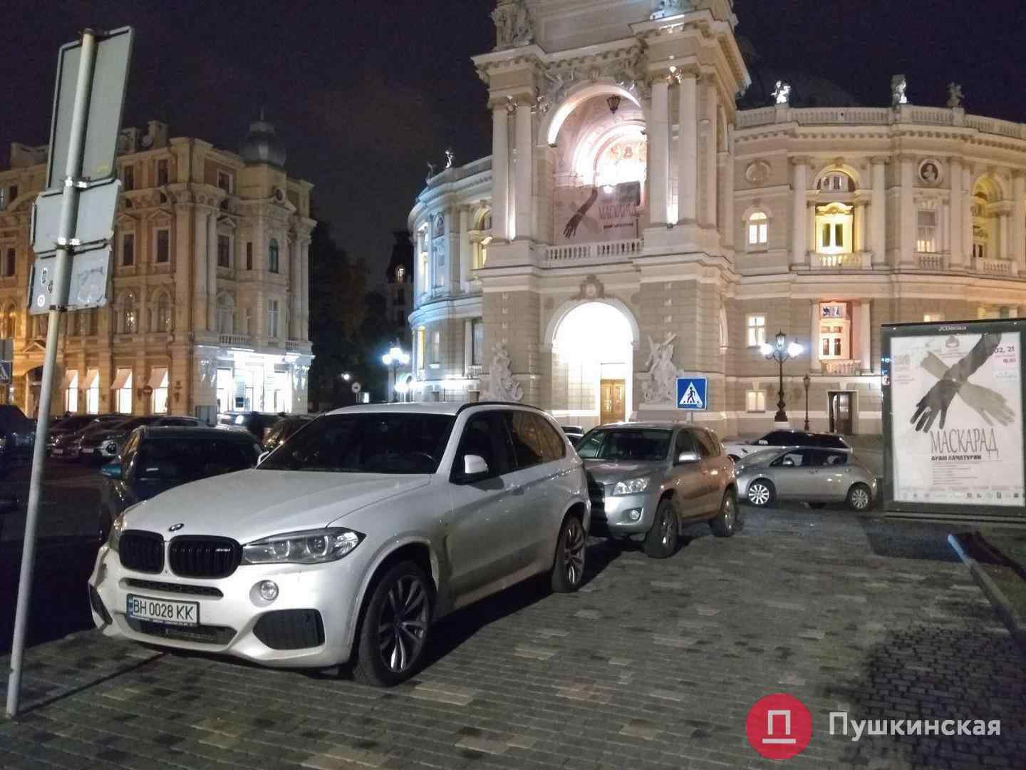 Возле Одесского оперного театра «парковщик-автохам» помогает автомобилистам оставлять машины на тротуаре. Видео
