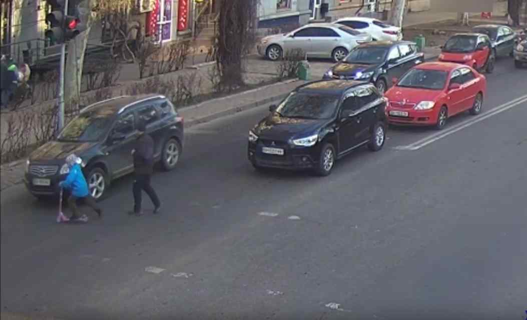 Все куда-то спешили: появилось видео ДТП на проспекте Шевченко, где Nissan сбил ребенка на самокате