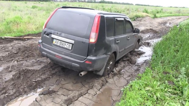 Як військові на передовій допомагали журналісту 24 каналу витягнути машину з багнюки