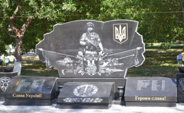 Як з пластиліну: у мережі висміяли новий памятник бойовикам на Донбасі – фото