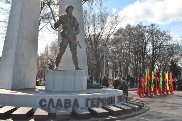 Як з пластиліну: у мережі висміяли новий памятник бойовикам на Донбасі – фото