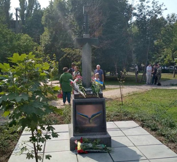 Як з пластиліну: у мережі висміяли новий памятник бойовикам на Донбасі – фото