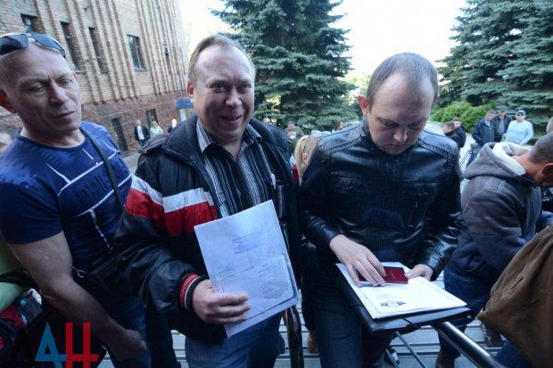 Як жителі окупованого Донбасу подають документи на паспорт РФ: промовисті фото