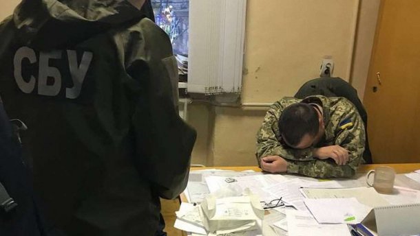 Заступника військового комісара затримали на хабарі