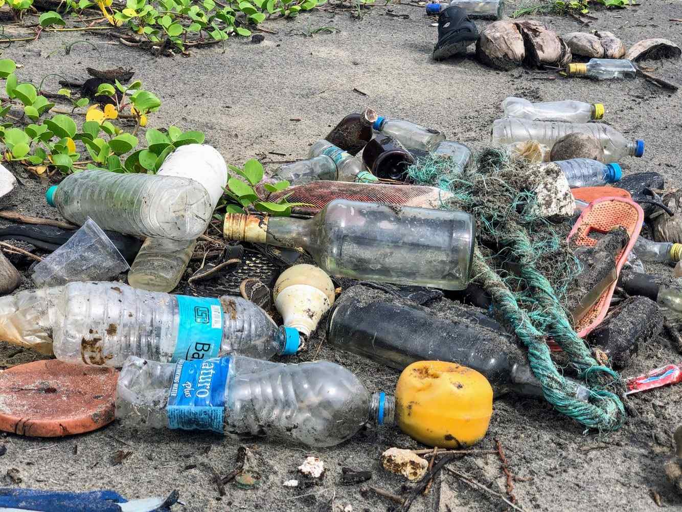 Жителя Одесской области оштрафовали за пластик, который он выбросил у реки
