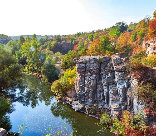 9 самых красивых мест Украины, куда стоит поехать именно осенью