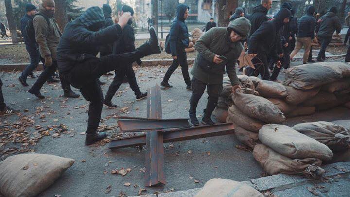 Активисты Нацкорпуса напали на съемочную площадку сериала об СССР и НКВД