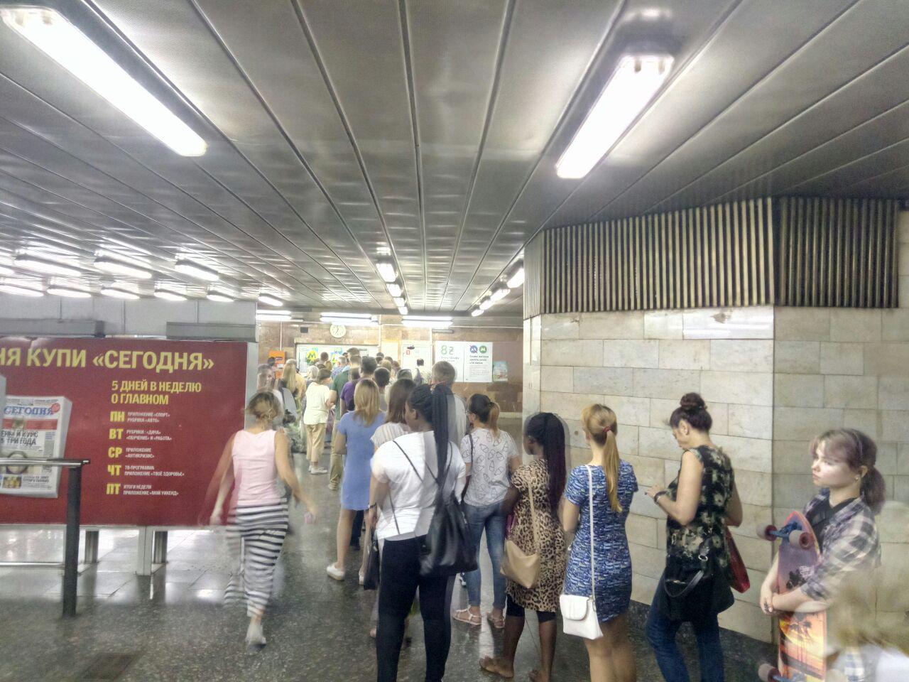 Аншлаг в столичном метро: киевляне массово пополняют карты и покупают проездные