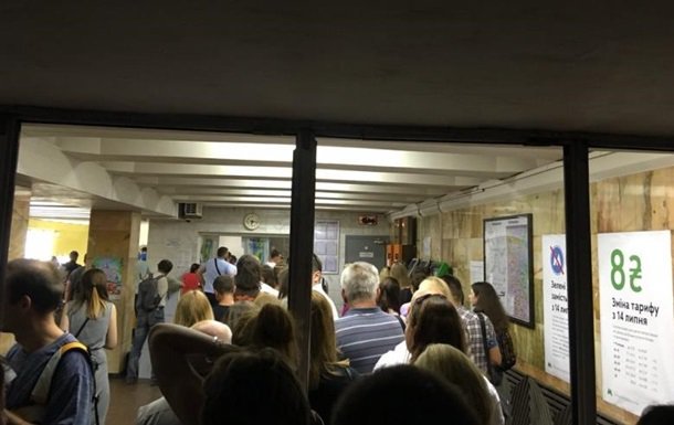 Аншлаг в столичном метро: киевляне массово пополняют карты и покупают проездные