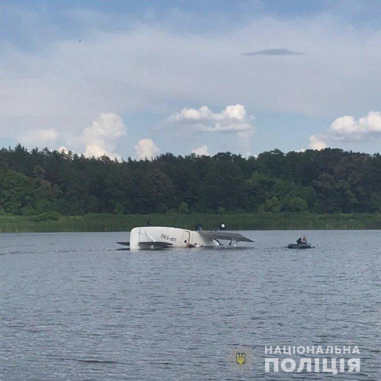 Аварийная посадка Ан-2: полиция начала расследование (ФОТО, ВИДЕО)