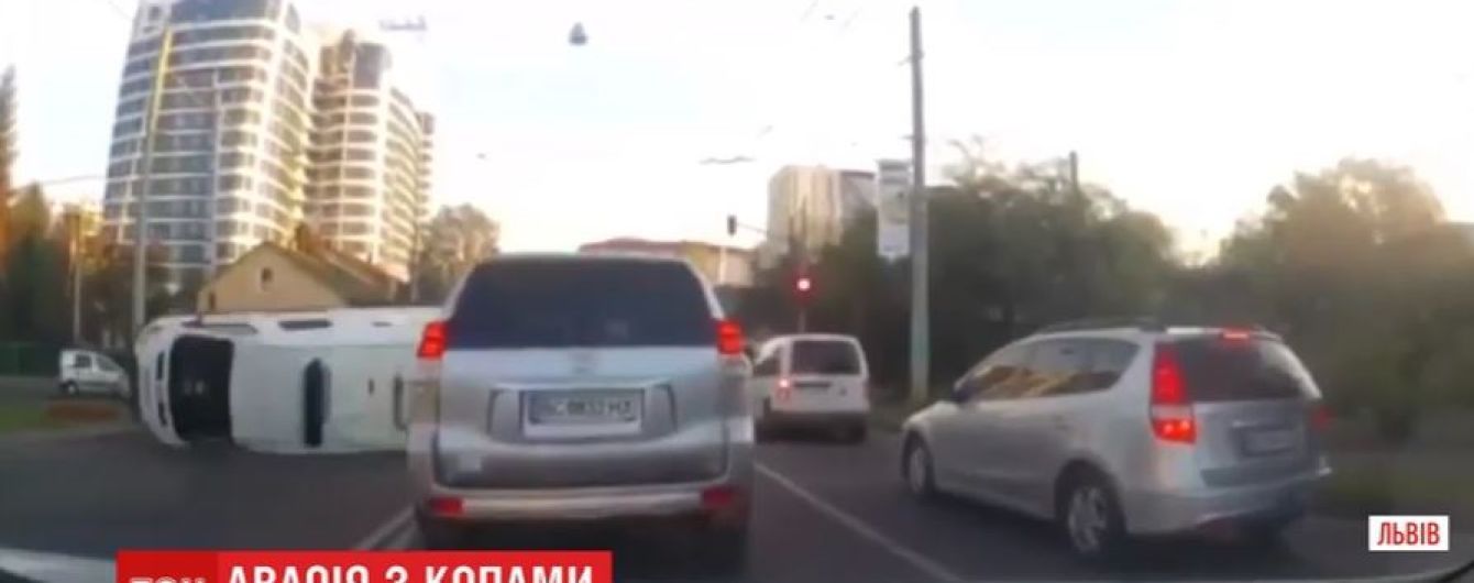 Авто конвойної служби спровокувало подвійну аварію у Львові