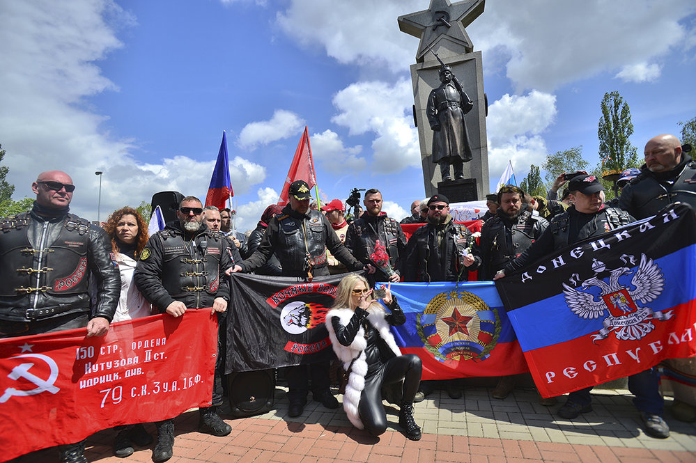 Байкеров Путина в Чехии встретили баннером «Гитлер и Сталин начали Вторую мировую войну» (ФОТО)