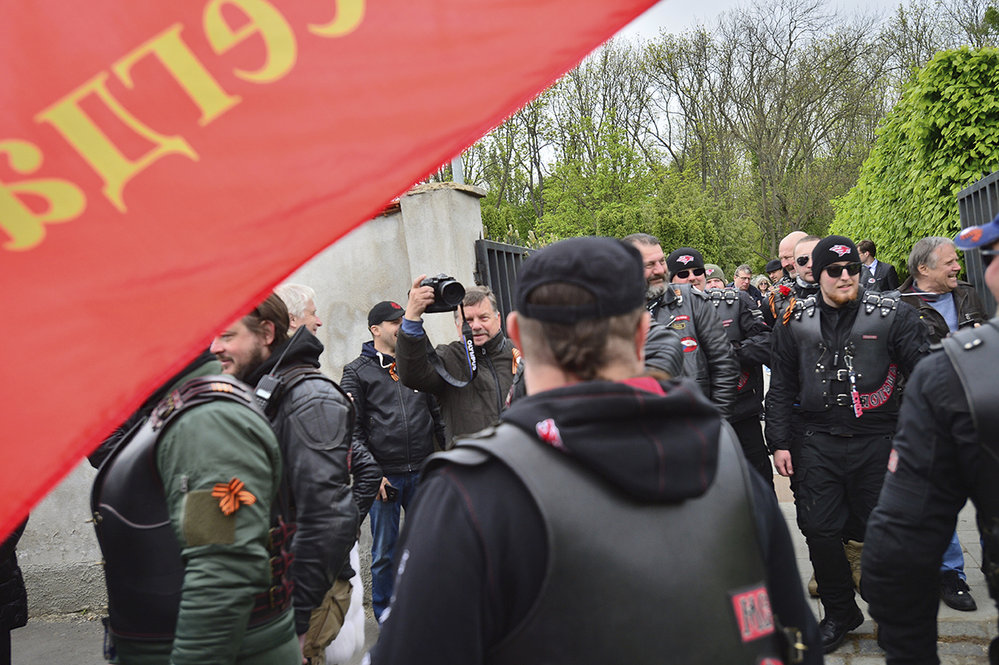 Байкеров Путина в Чехии встретили баннером «Гитлер и Сталин начали Вторую мировую войну» (ФОТО)