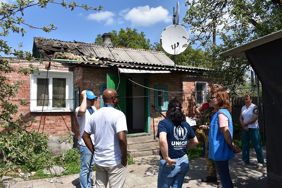 Боевики обстреляли 122-м калибром Золотое, людей спасло чудо (ФОТО)
