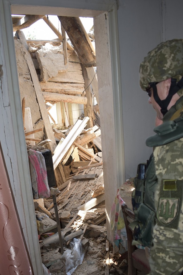 Боевики обстреляли 122-м калибром Золотое, людей спасло чудо (ФОТО)
