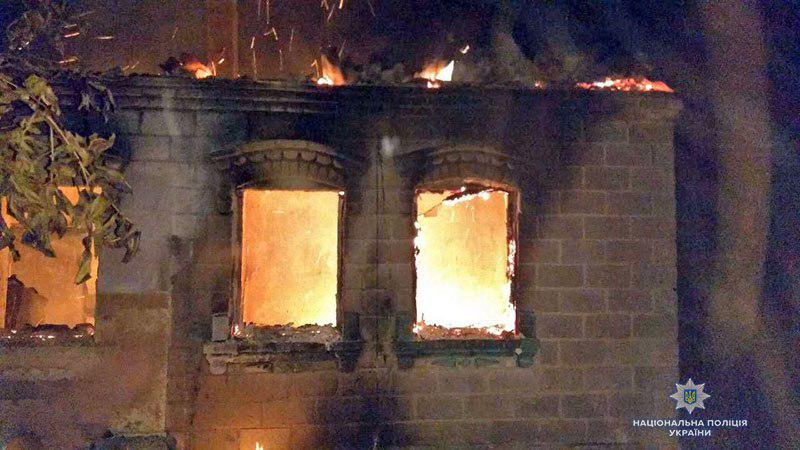 Боевики обстреляли Марьинку из минометов: сгорел жилой дом