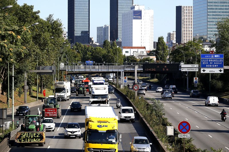 Более тысячи протестующих фермеров вошли в Париж на тракторах
