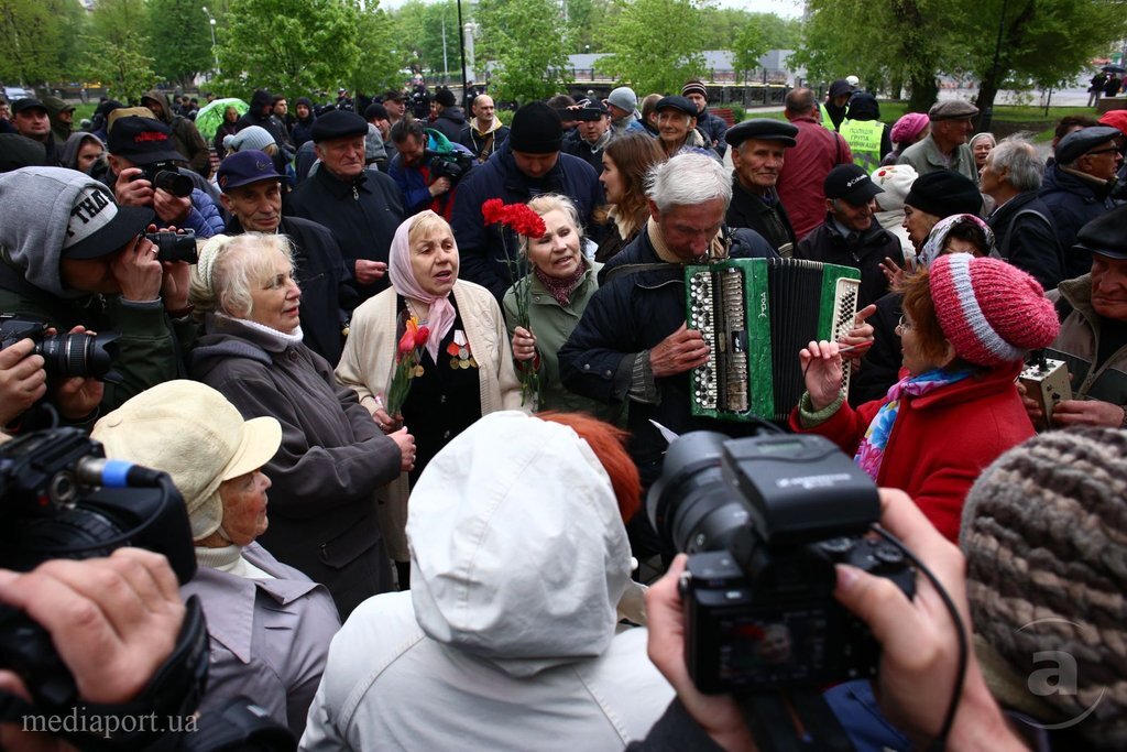 День труда в Украине: в Киеве состоялся митинг, а в Кривом Роге — марш (ФОТО)