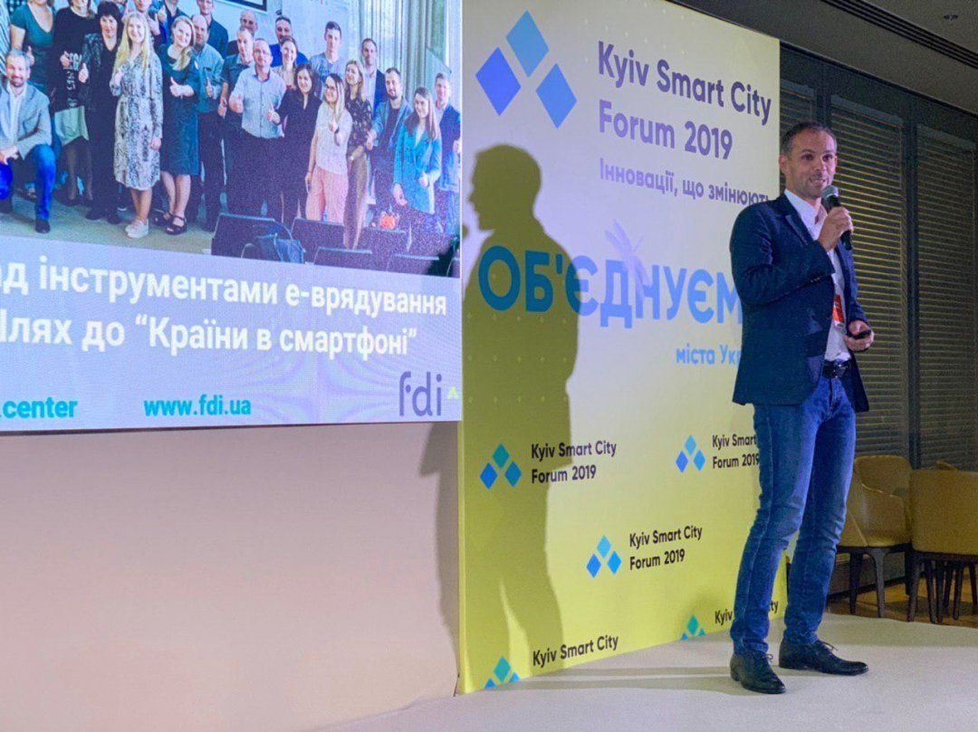 Доки ми ведемо мову про роботу з даними, у світі йде тендеція до free from data collection