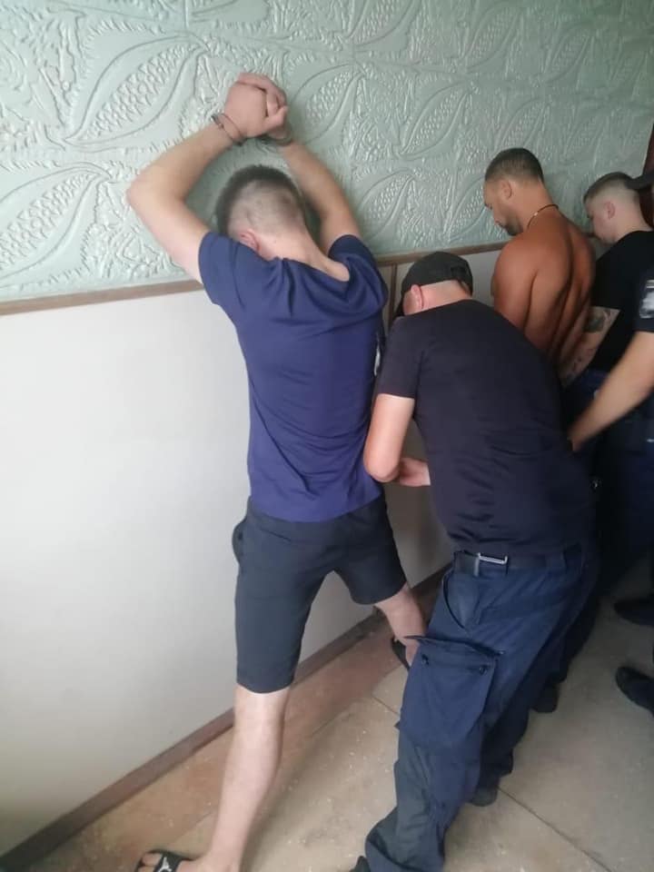 Драка между компаниями: В Кирилловке в результате драки с поножовщиной умер мужчина, еще трое ранены