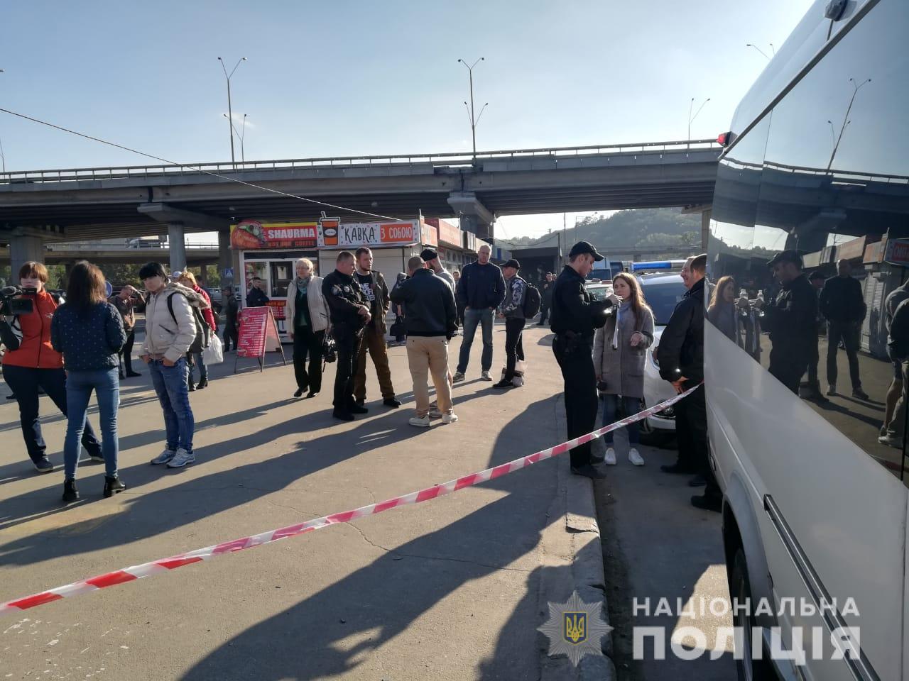 Драка в маршрутке в Киеве: Двое пьяных мужчин с оружием заявили, что пассажир похитил ребенка, и попытались его отобрать