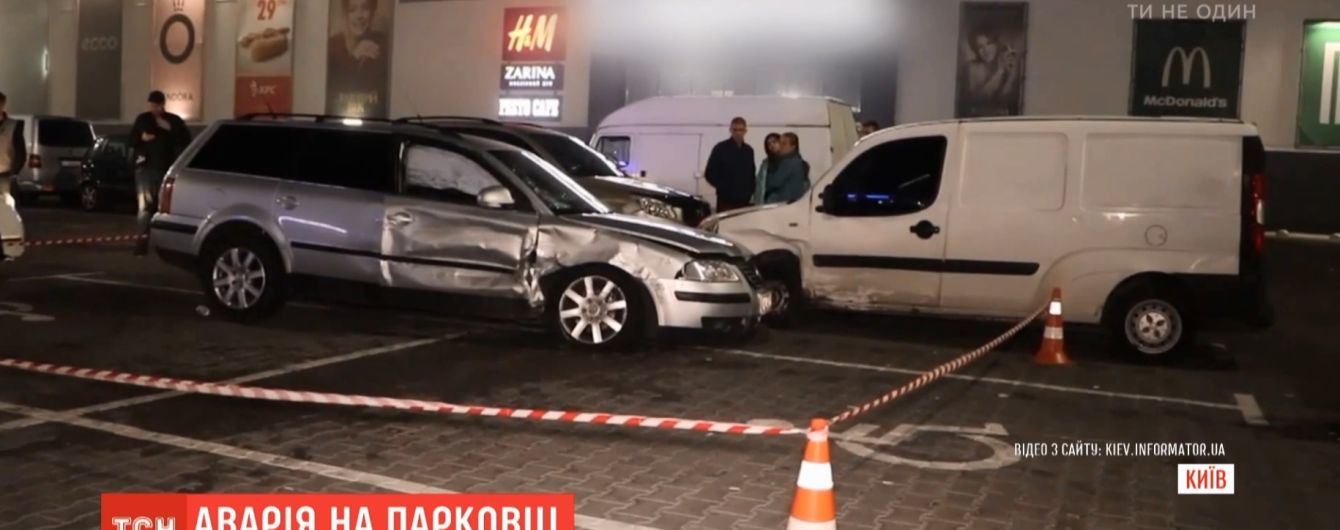 Дрифт на парковке столичного ТРЦ закончился аварией с пострадавшими
