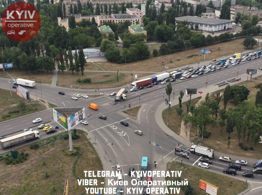 ДТП в Киеве на проспекте Бажана: Движение парализовала огромная пробка