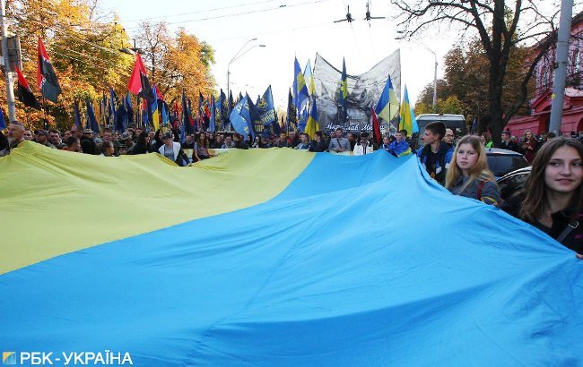 Фаеры, пиротехника и флаги: В Киеве проходит марш националистов (фото, видео)