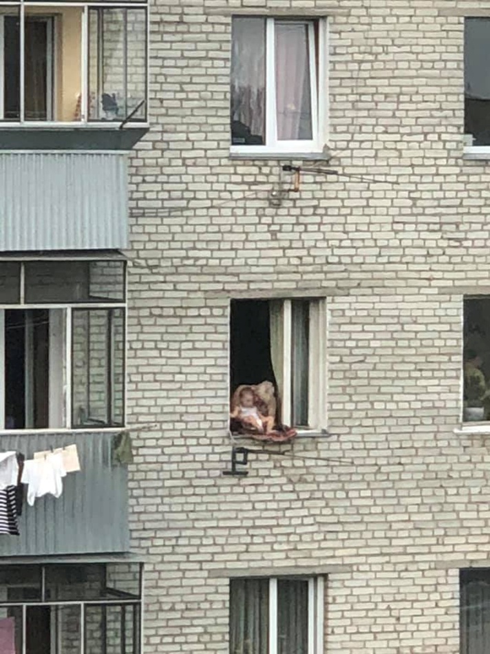 Фотофакт: львівянка охолоджувала немовля у відкритому вікні сьомого поверху