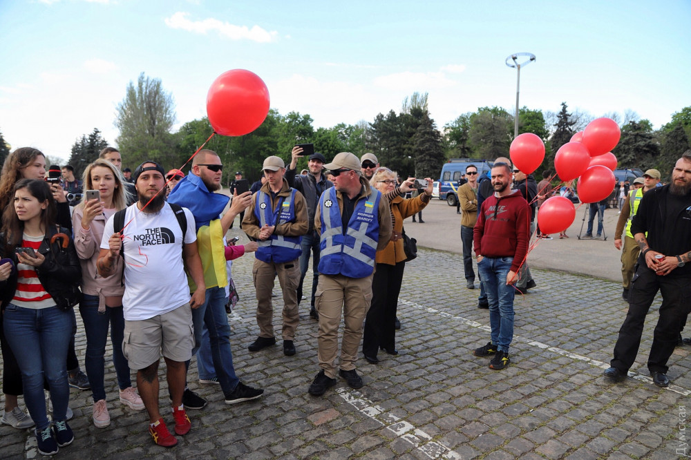 Годовщина 2 мая: в Одессе полиция остановила несовершеннолетнюю с запрещенной символикой (ФОТО, ТРАНСЛЯЦИЯ)