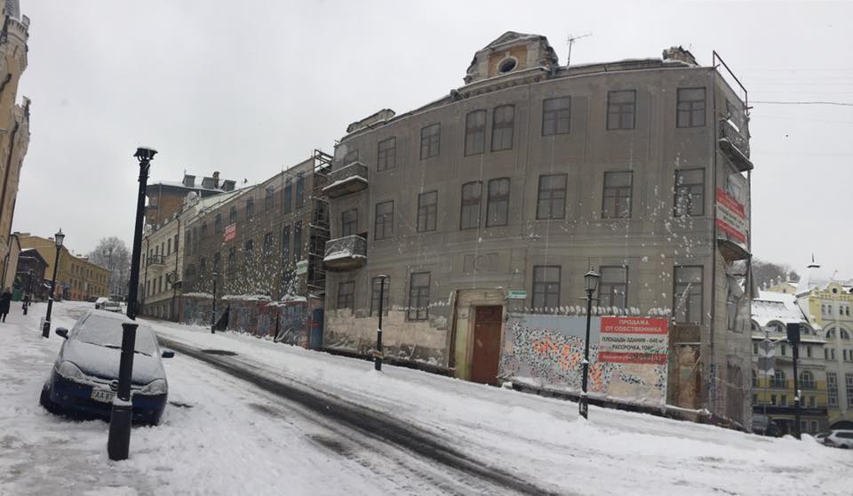 Киевская журналистка показала плачевное состояние старинных зданий на Андреевском спуске
