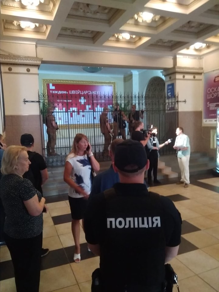 Кинотеатр «Киев»: активисты заявляют о рейдерском захвате, власти — об инвентаризации (ФОТО, ВИДЕО)